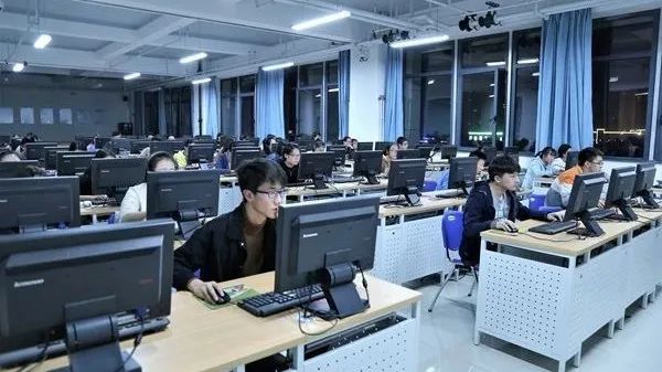 智能信息管理學院 融合創(chuàng)新，引領數字化時代餐飲與旅游管理